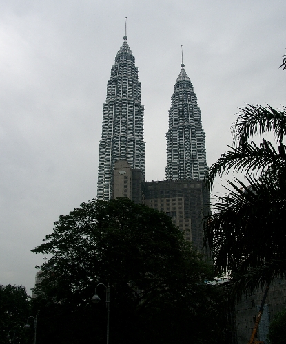 Kuala Lumpur, R/Malaysia/Album2KL/Bild2-1.htmlsiger Urwaldbaum mitten in der Stadt